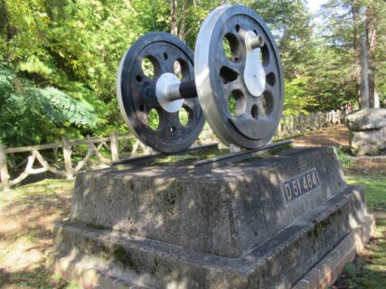 瞰望岩の麓、遠軽公園で保存されている蒸気機関車D51の484号機動輪ほか。