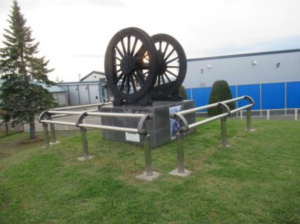 訓子府駅跡の公園には、動輪を使った記念碑が建てられています。