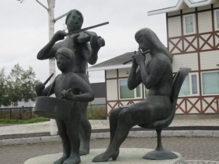 端野駅前広場にある、シンフォニーなる家族の像です。