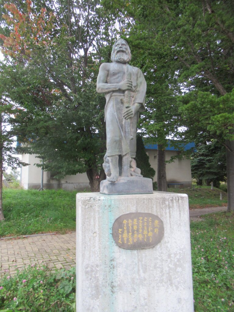 美幌駅のそばに建つ、アイヌ酋長像「荒野」です。