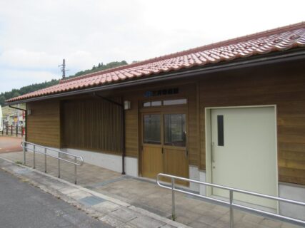 三井野原駅は、島根県仁多郡奥出雲町八川にある、JR西日本木次線の駅。