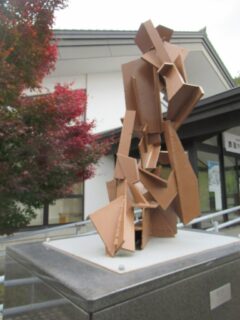 道の駅に併設の、奥出雲鉄の彫刻美術館の野外彫刻作品でございます。