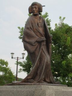 揖屋駅前にある、明治の歌舞伎役者、市川女寅の像。