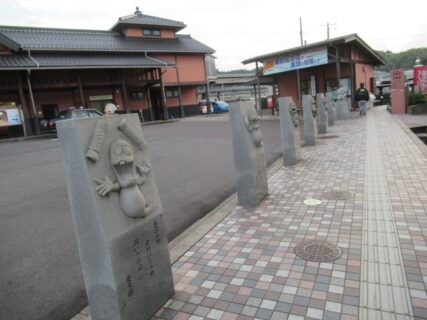 安来駅前広場の安来節どじょう踊りモニュメントでございます。