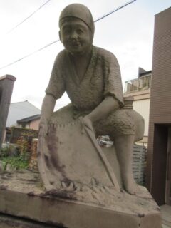 安来駅前広場のドジョウ掬い像、その名も「すくい愛」ですと。
