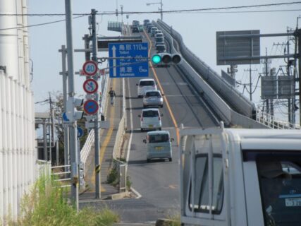 俗にベタ踏み坂と呼ばれている、江島大橋でございます。