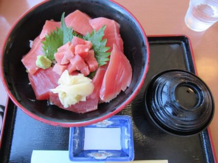 ランチは富士川楽座の展望レストラン駿河路で、まぐろ丼です。