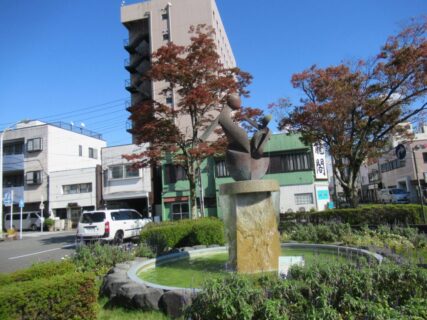 西富士宮駅前広場の噴水、ゆたかなる明日へ、でございます。