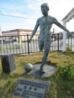韮崎駅前広場にある球児の像、山梨県立韮崎高等学校の優勝記念ですか。