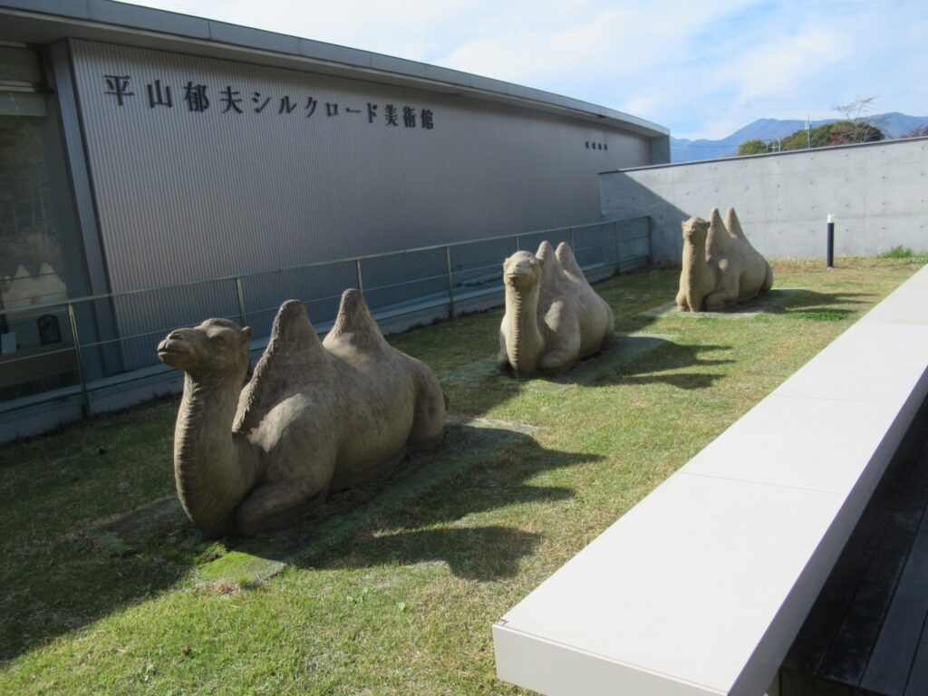 平山郁夫シルクロード美術館は、甲斐小泉駅に直結。