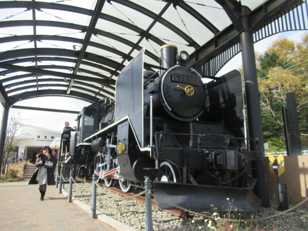 清里駅前で保存されている、蒸気機関車C56型149号機です。