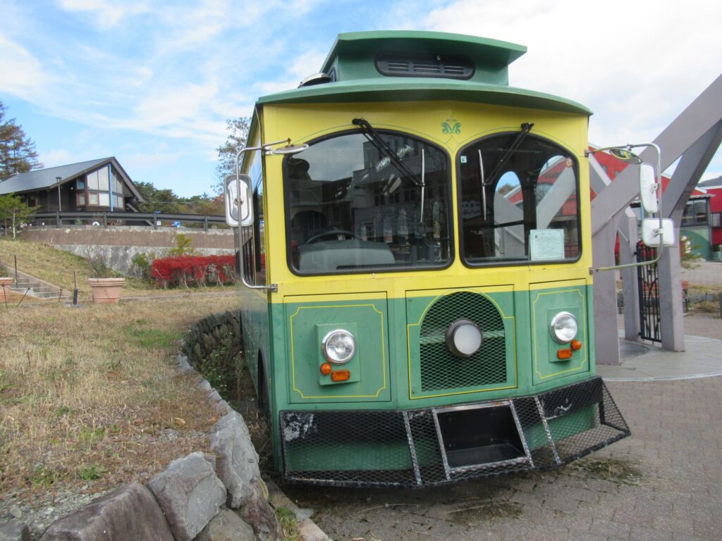清里駅前広場に置かれている、旧清里ピクニックバス。