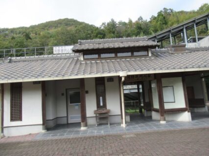 河野原円心は、兵庫県赤穂郡上郡町河野原にある、智頭急行智頭線の駅。