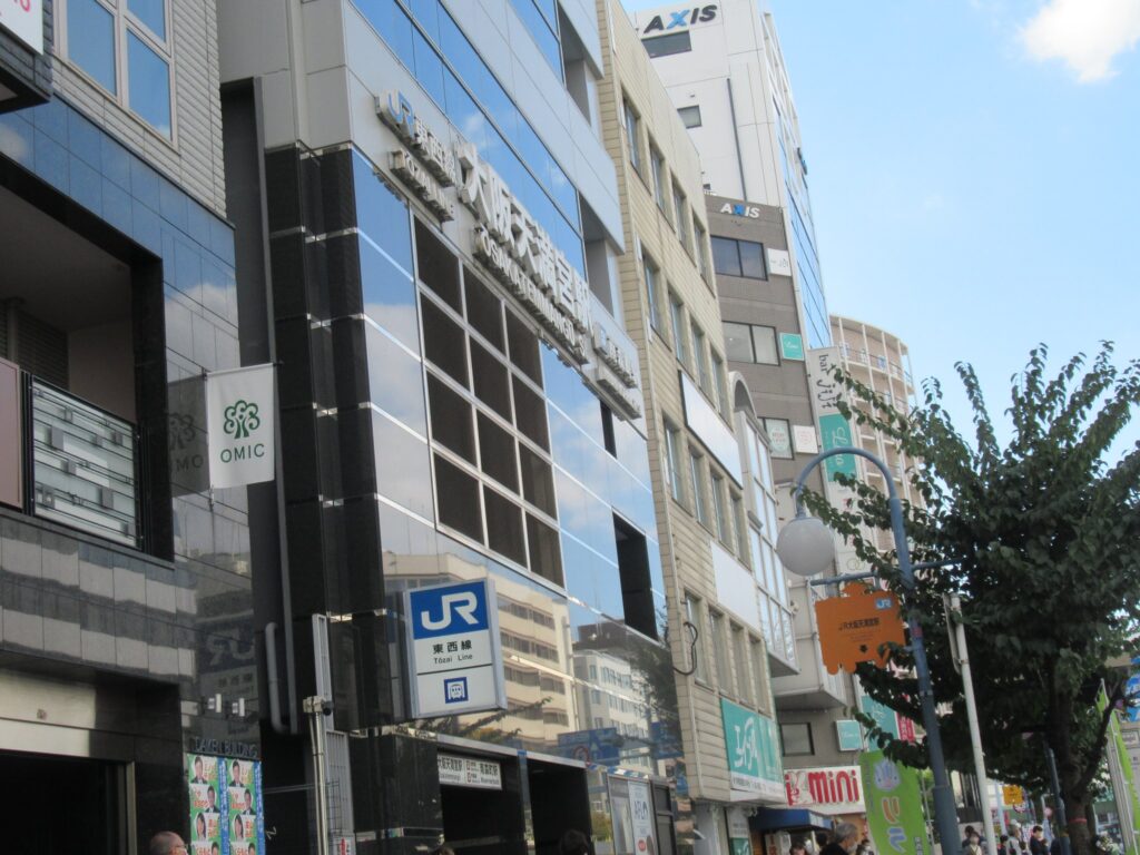 大阪天満宮駅は、大阪市北区東天満二丁目にある、JR西日本JR東西線の駅。