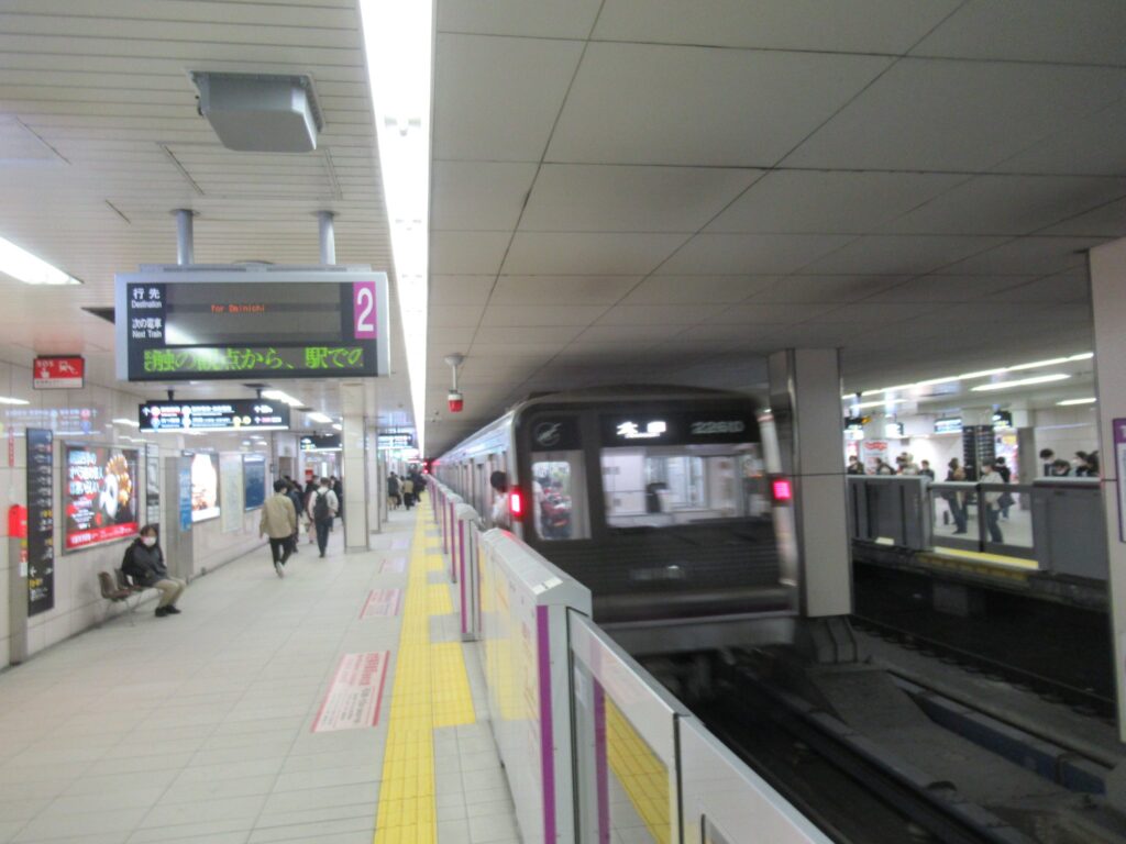東梅田駅は、大阪市北区曽根崎二丁目にある、大阪メトロ谷町線の駅。