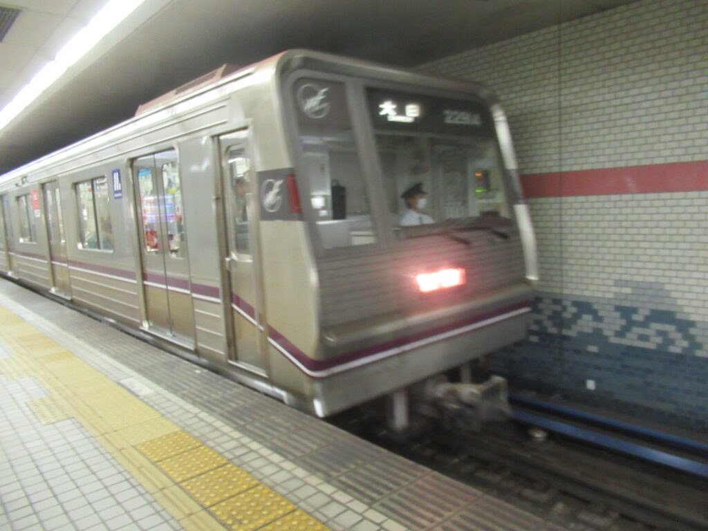 関目高殿駅は、大阪市旭区高殿四丁目にある、大阪メトロ谷町線の駅。