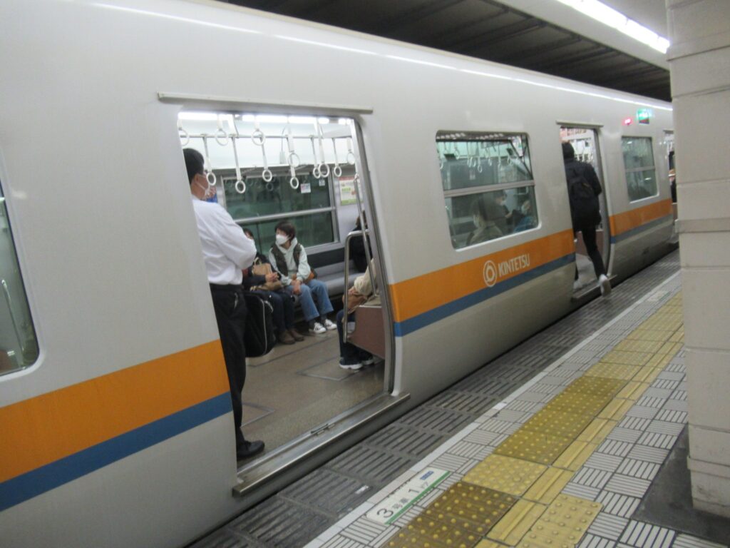 緑橋駅は、大阪市東成区東中本一丁目にある、大阪メトロの駅。
