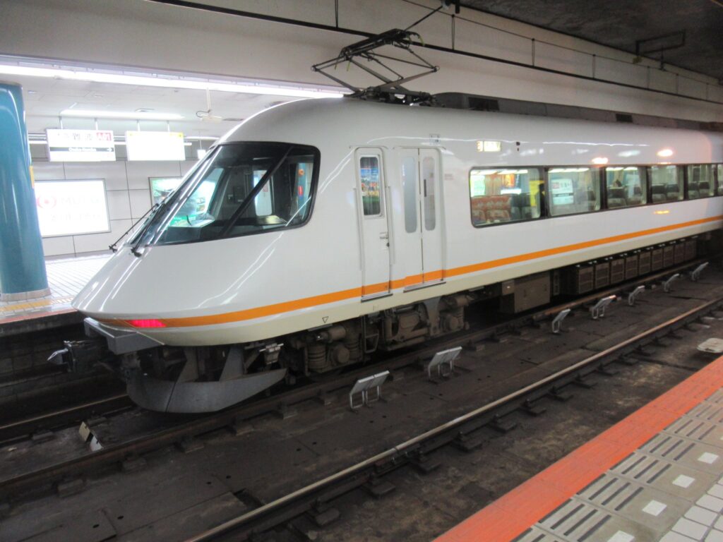 大阪難波駅で、近鉄の名阪特急アーバンライナーplusを眺めております。