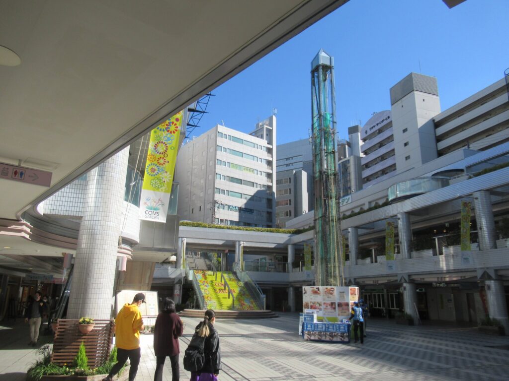コムズガーデンは、長堀鶴見緑地線京橋駅に直結する地下街。