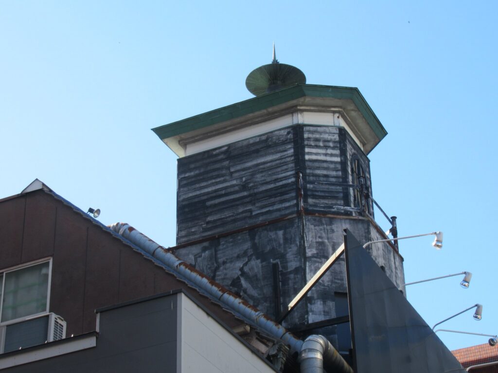 京橋の有名店「上よし」のあるビルの屋上について。