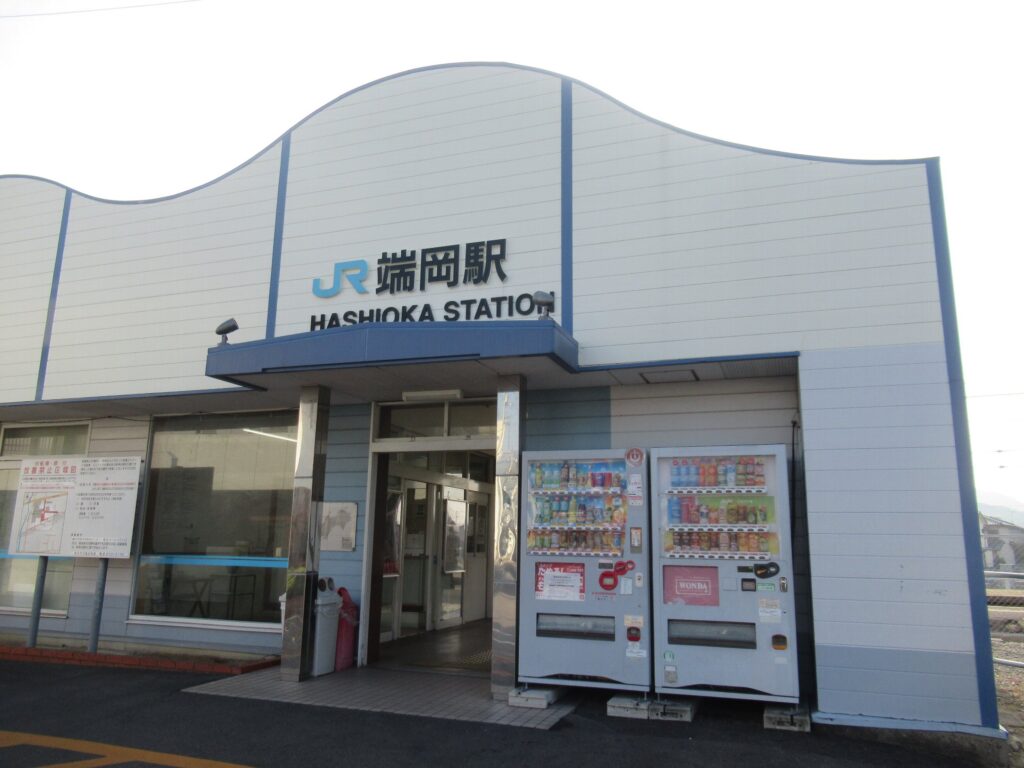 端岡駅は、香川県高松市国分寺町新居にある、JR四国予讃線の駅。