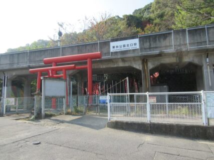 栗林公園北口駅は、香川県高松市中野町にある、JR四国高徳線の駅。