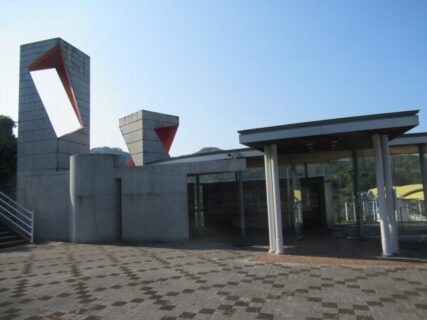 オレンジタウン駅は、香川県さぬき市志度にある、JR四国高徳線の駅。