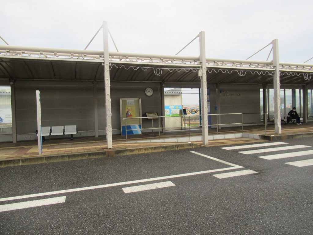 綾川駅は、香川県綾歌郡綾川町萱原にある、高松琴平電気鉄道琴平線の駅。