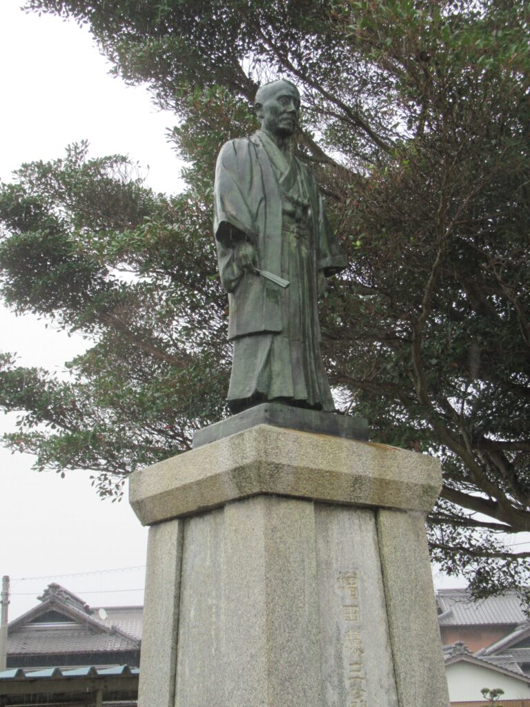 塩入駅前に建っている、益田穣三翁の像です。