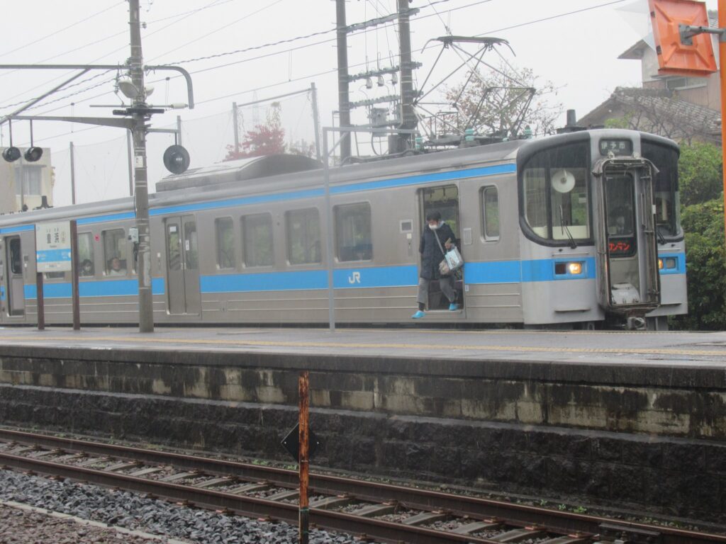 豊浜駅は、香川県観音寺市豊浜町姫浜にある、JR四国予讃線の駅。
