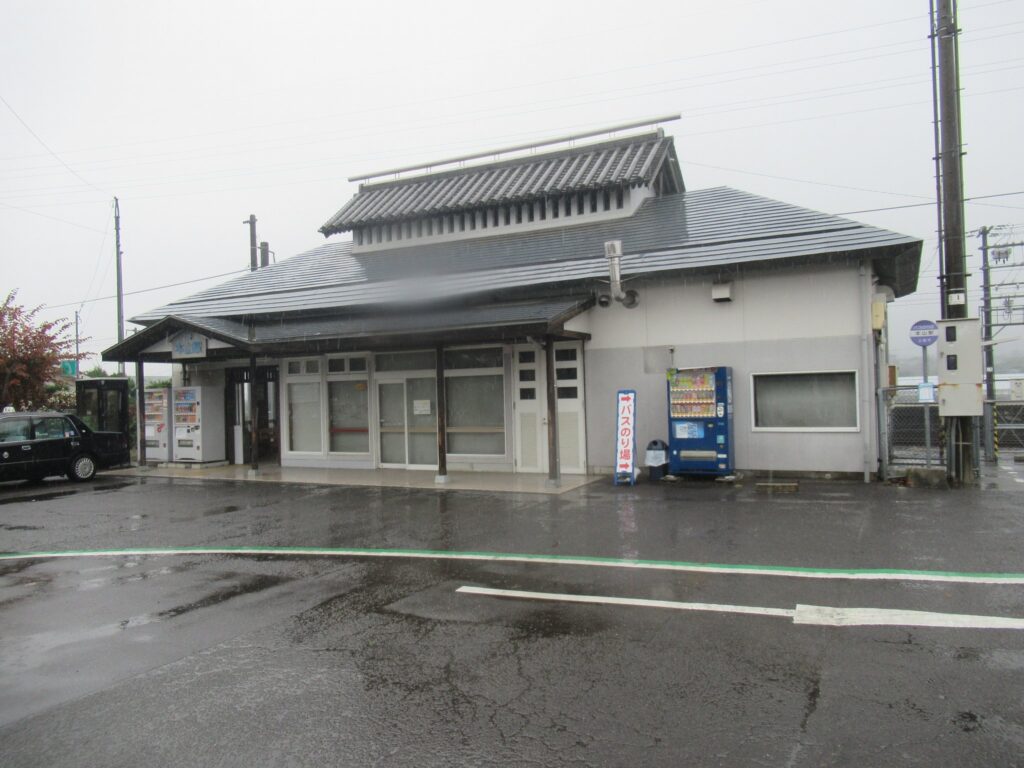 本山駅は、香川県三豊市豊中町岡本にある、JR四国予讃線の駅。