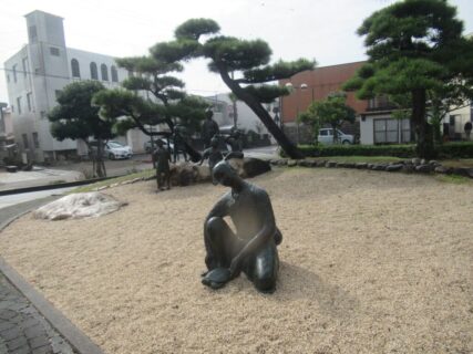 詫間駅前広場の、浦島太郎像でございます。