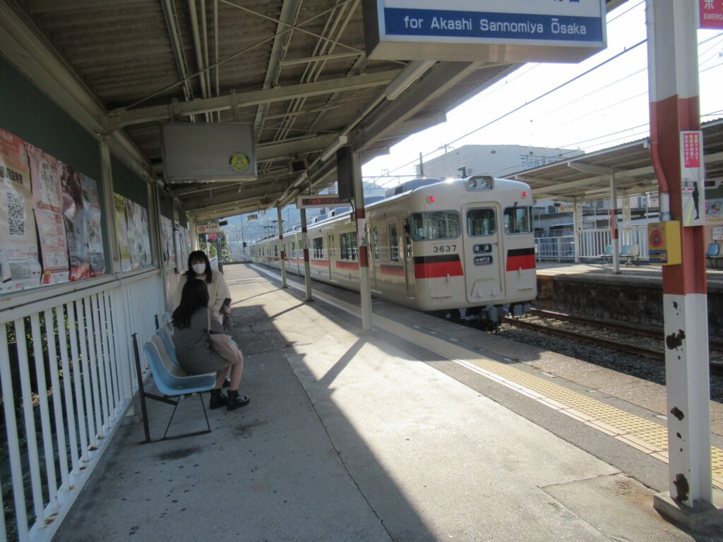 八家駅は、兵庫県姫路市八家前浜にある、山陽電気鉄道本線の駅。