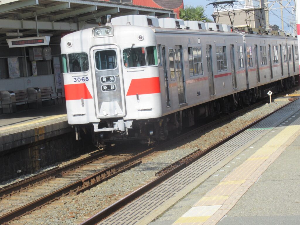 伊保駅は、兵庫県高砂市伊保港町一丁目にある、山陽電気鉄道本線の駅。