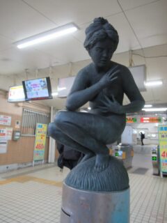山陽須磨駅の改札口手前にあった像なんでございますが。