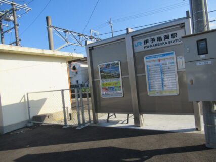 伊予亀岡駅は、愛媛県今治市菊間町佐方にある、JR四国予讃線の駅。
