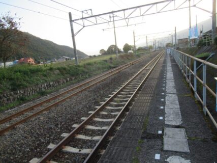 関川駅は、愛媛県四国中央市土居町北野にある、JR四国予讃線の駅。