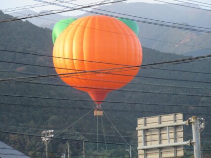 みきゃん型熱気球体験会が、四国中央市立関川小学校にて行われている。