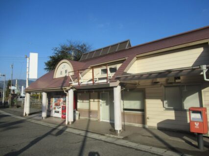 辻駅は、徳島県三好市井川町御領田にある、JR四国徳島線の駅。