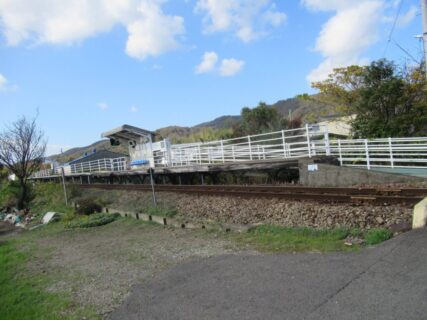 阿波大谷駅は、徳島県鳴門市大麻町大谷前場にある、JR四国鳴門線の駅。