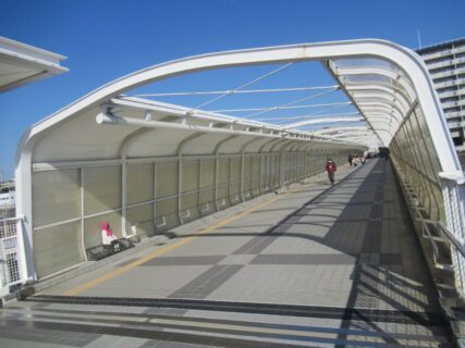 朝霧駅から大蔵海岸への歩道橋、2001年に群衆雪崩が発生したのでした。