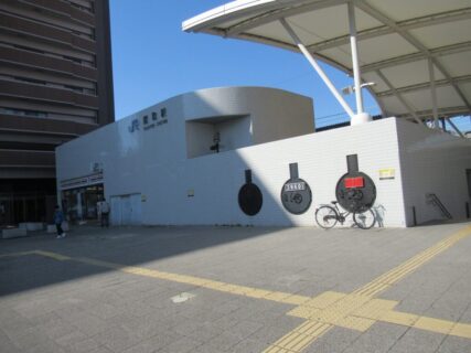 鷹取駅の駅舎の壁面にある、蒸気機関車のプレートと煙室扉です。