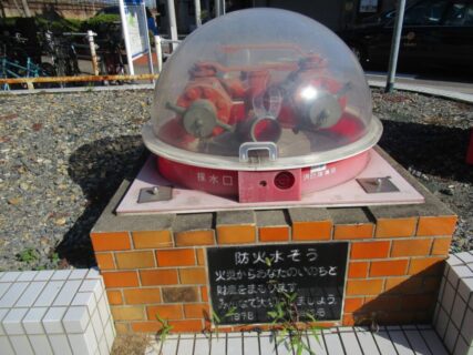 ロボットのアタマなのか？と思ったら、防火水槽でした@鷹取駅南口。