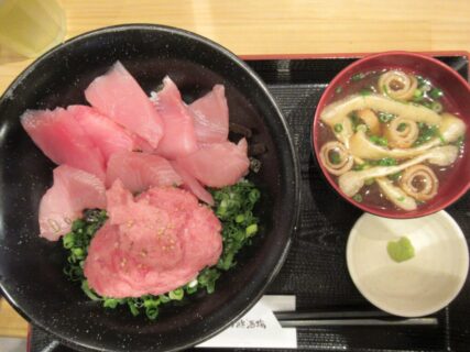 ランチタイム@酒場食堂Uo魚のネギトロまぐろ丼、ばっちぐぅ(死語)。
