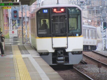 千鳥橋駅は、大阪市此花区四貫島一丁目にある、阪神なんば線の駅。