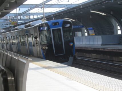 鳴尾・武庫川女子大前駅は、兵庫県西宮市里中町にある、阪神電鉄の駅。