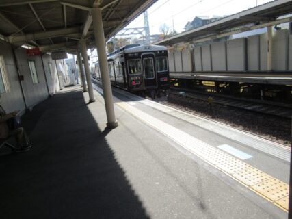 逆瀬川駅は、兵庫県宝塚市逆瀬川二丁目にある、阪急電鉄今津線の駅。