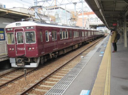 甲東園駅は、兵庫県西宮市甲東園一丁目にある、阪急電鉄今津線の駅。