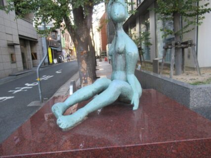 地下鉄三宮駅の出入口付近にある像、長い午後です。