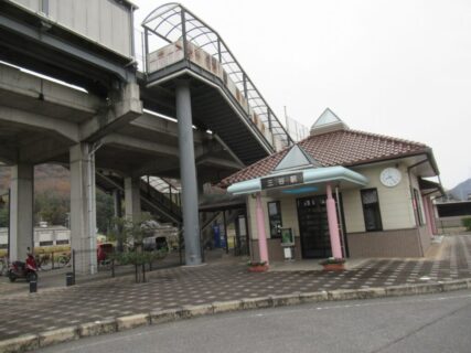 三谷駅は、岡山県小田郡矢掛町東三成にある、井原鉄道井原線の駅。